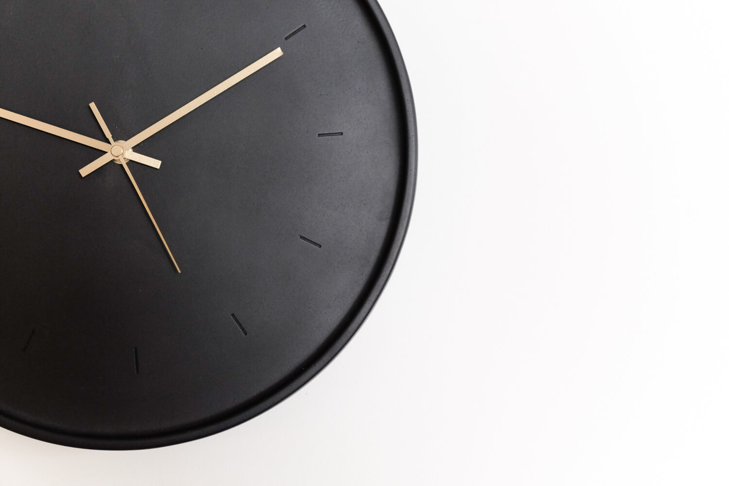 שעון בטון שחור של קולקטי בעיצוב מינימליסטי
