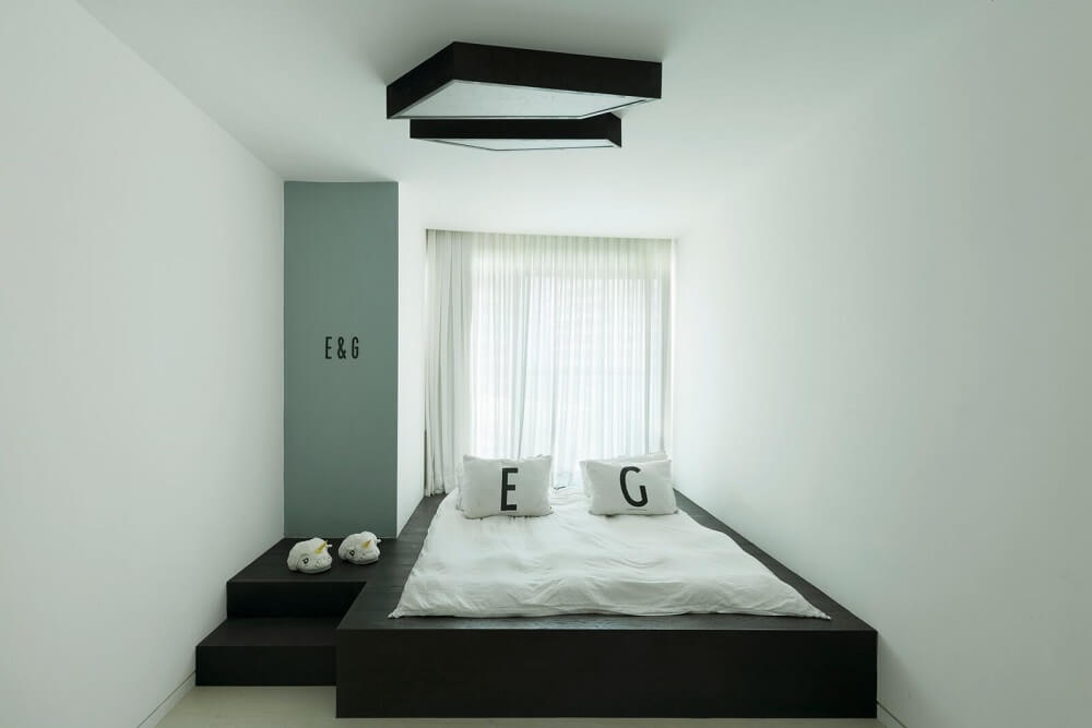 חדר שינה בסגנון נורדי סקנדינבי עם קיר מעוגל