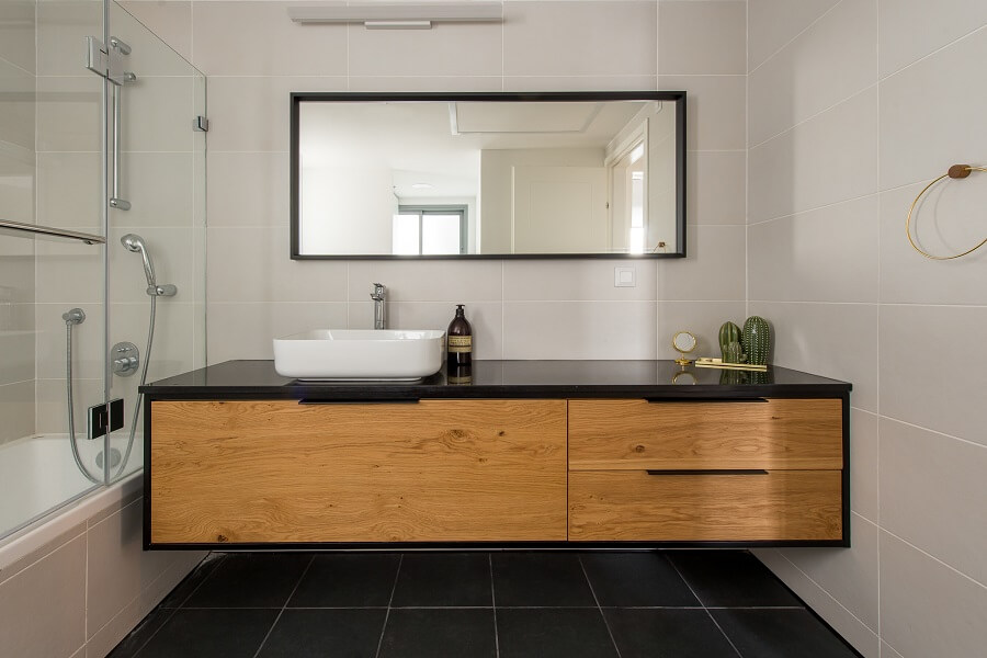 חדר אמבטיה מעוצב בסגנון נורדי סקנדינבי
