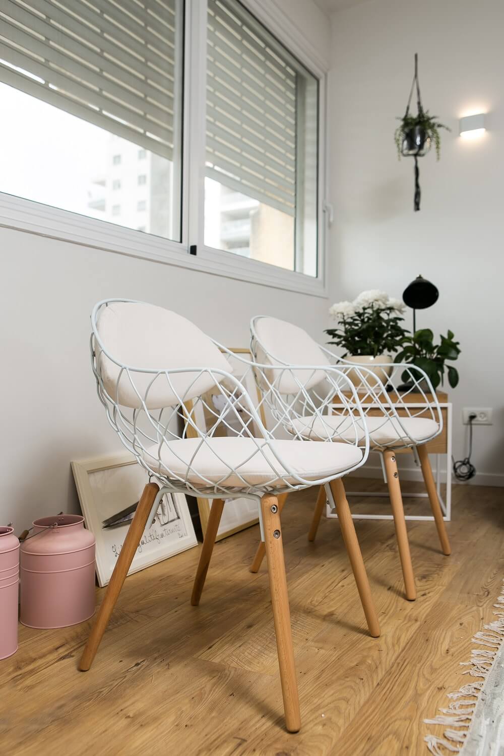 כיסאות לישיבה נוחה בסלון בסגנון נורדי סקנדינבי