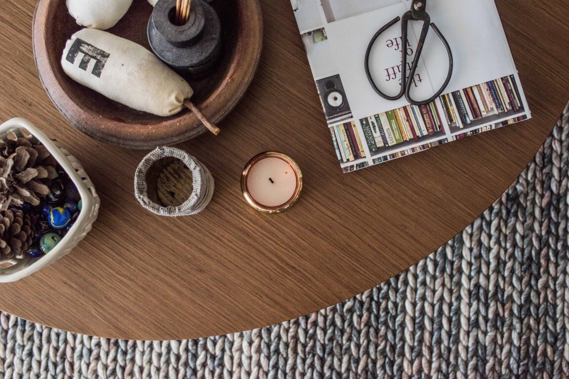 שולחן עת על שטיח אפור בסגנון נורדי סקנדינבי