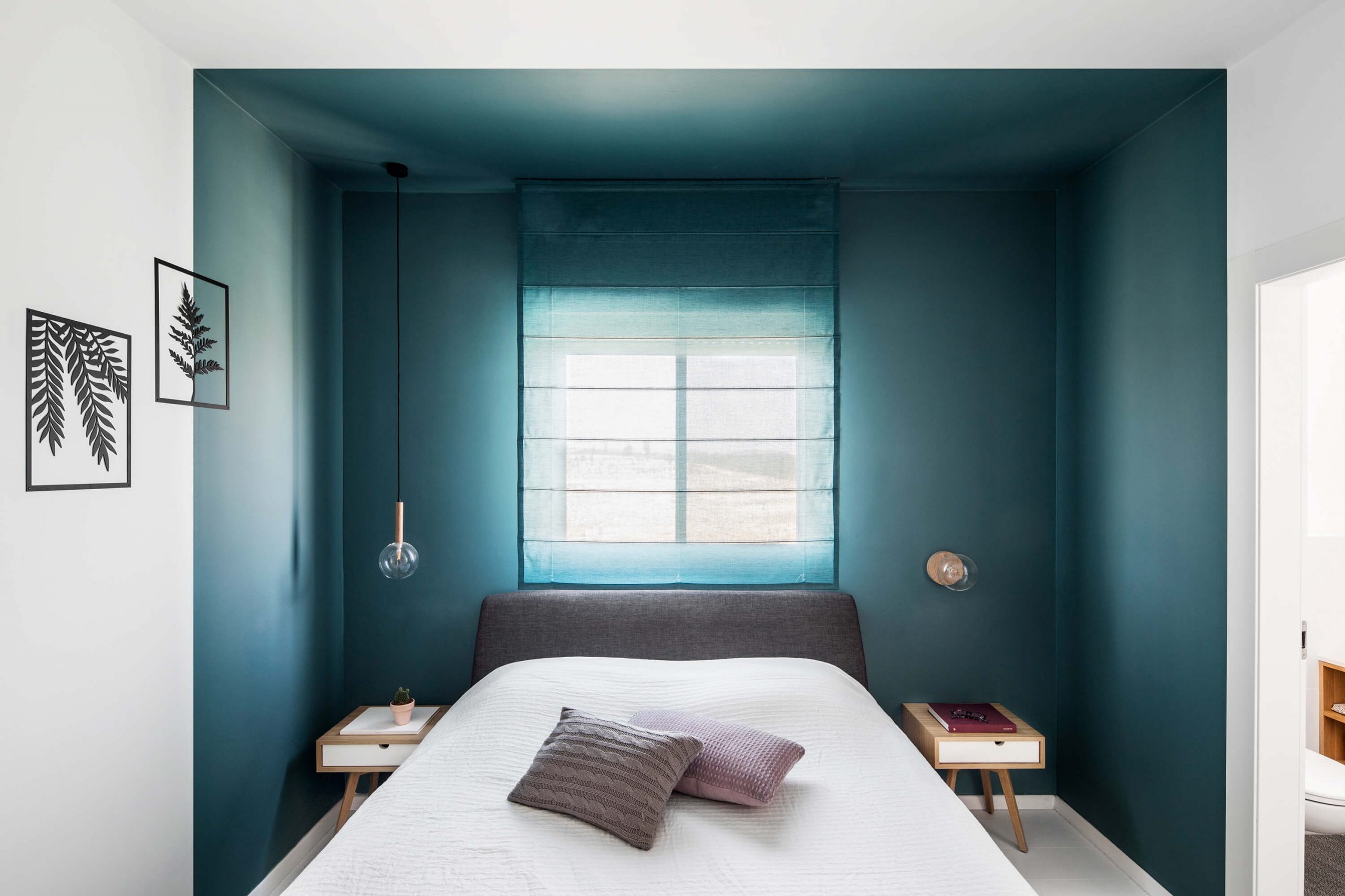 חדר שינה עם קיר צבוע בכחול בסגנון נורדי