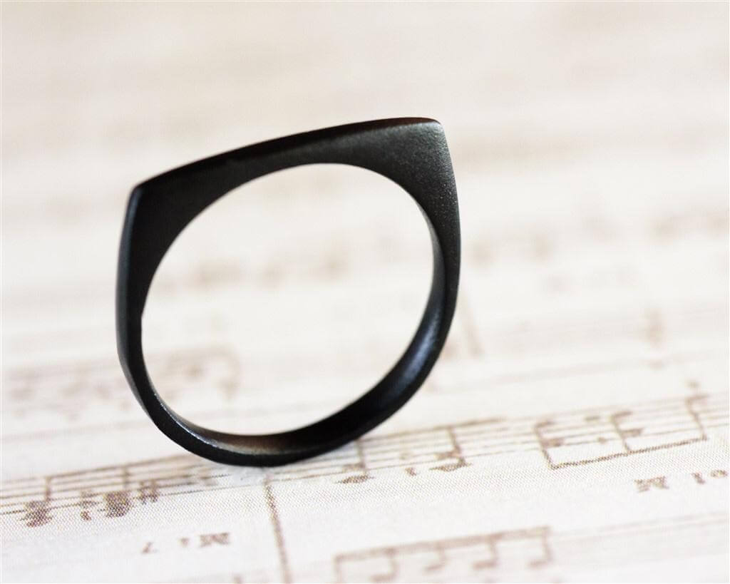 טבעת שחורה בעיצוב מינימליסטי של פאולה לפידות