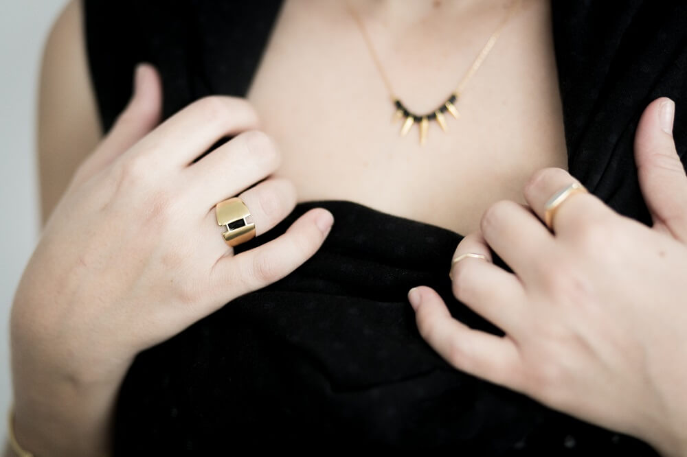 שילוב של זהב ושחור בתכשיטים בסגנון נורדי סקנדינבי