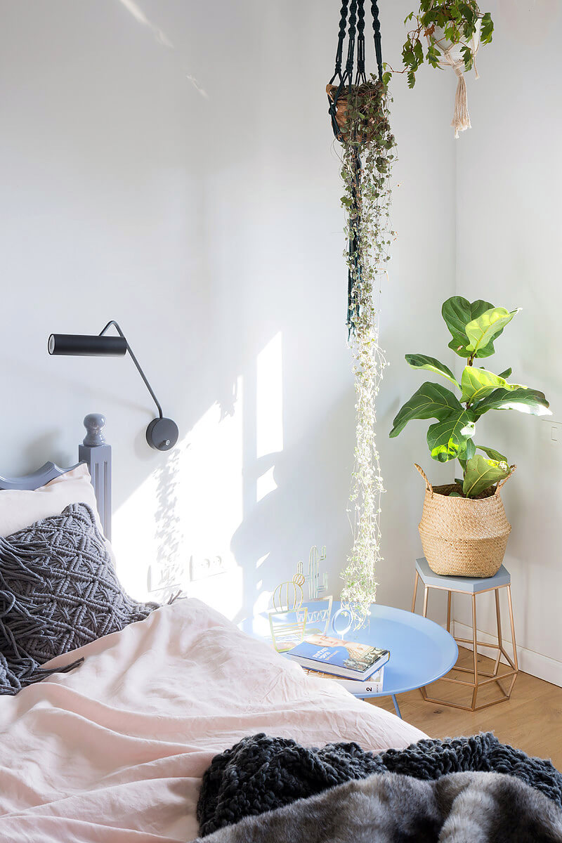צמחייה מלאכותית בסגנון נורדי בחדר השינה על שרפרף