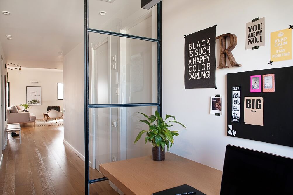 משרד ביתי עם ויטרינה בסגנון נורדי סקנדינבי