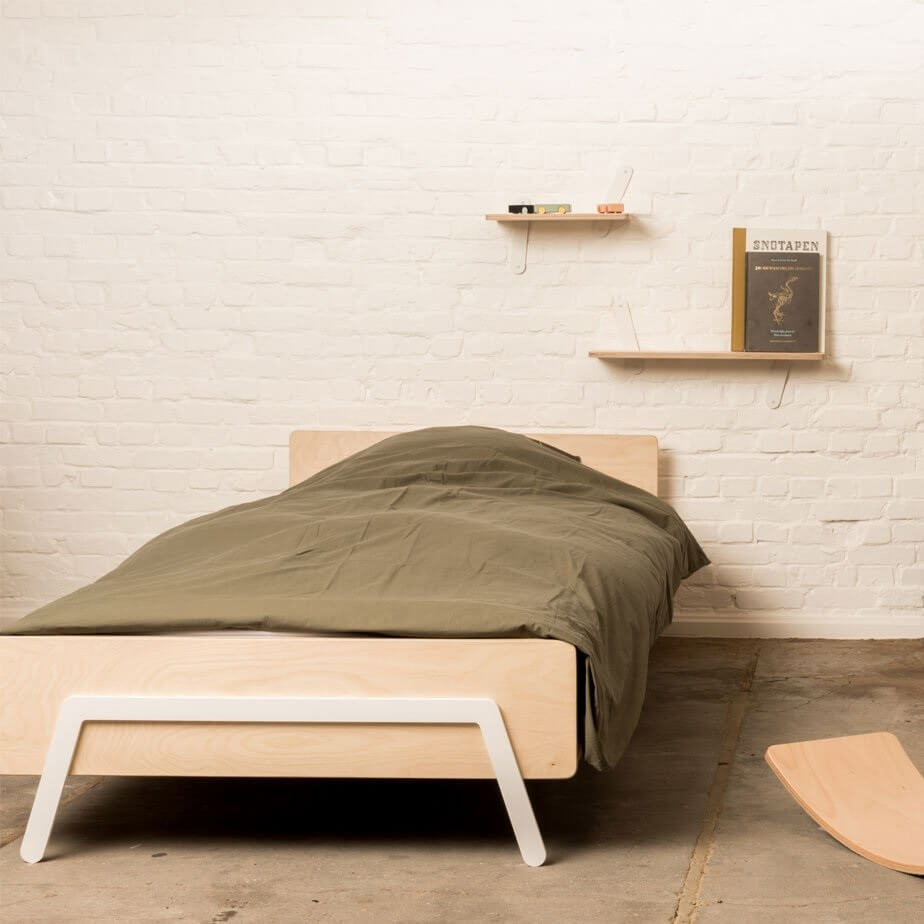מדפי עץ בשילוב מתכת שייצרו אווירה נעימה במיוחד בחדר השינה